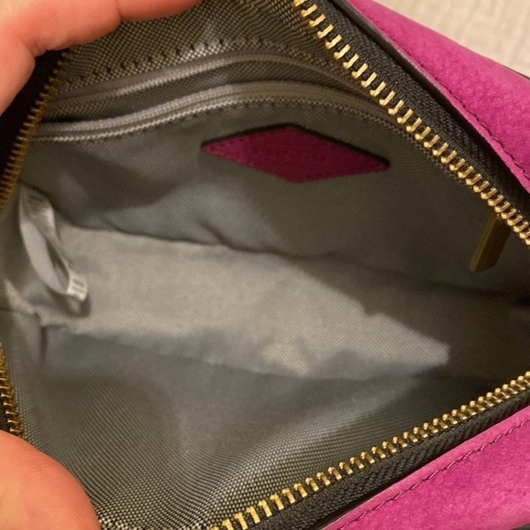 Fossil nubuck / suede leather fuchsia camera bag in very good condition. - Picture 12 of 12